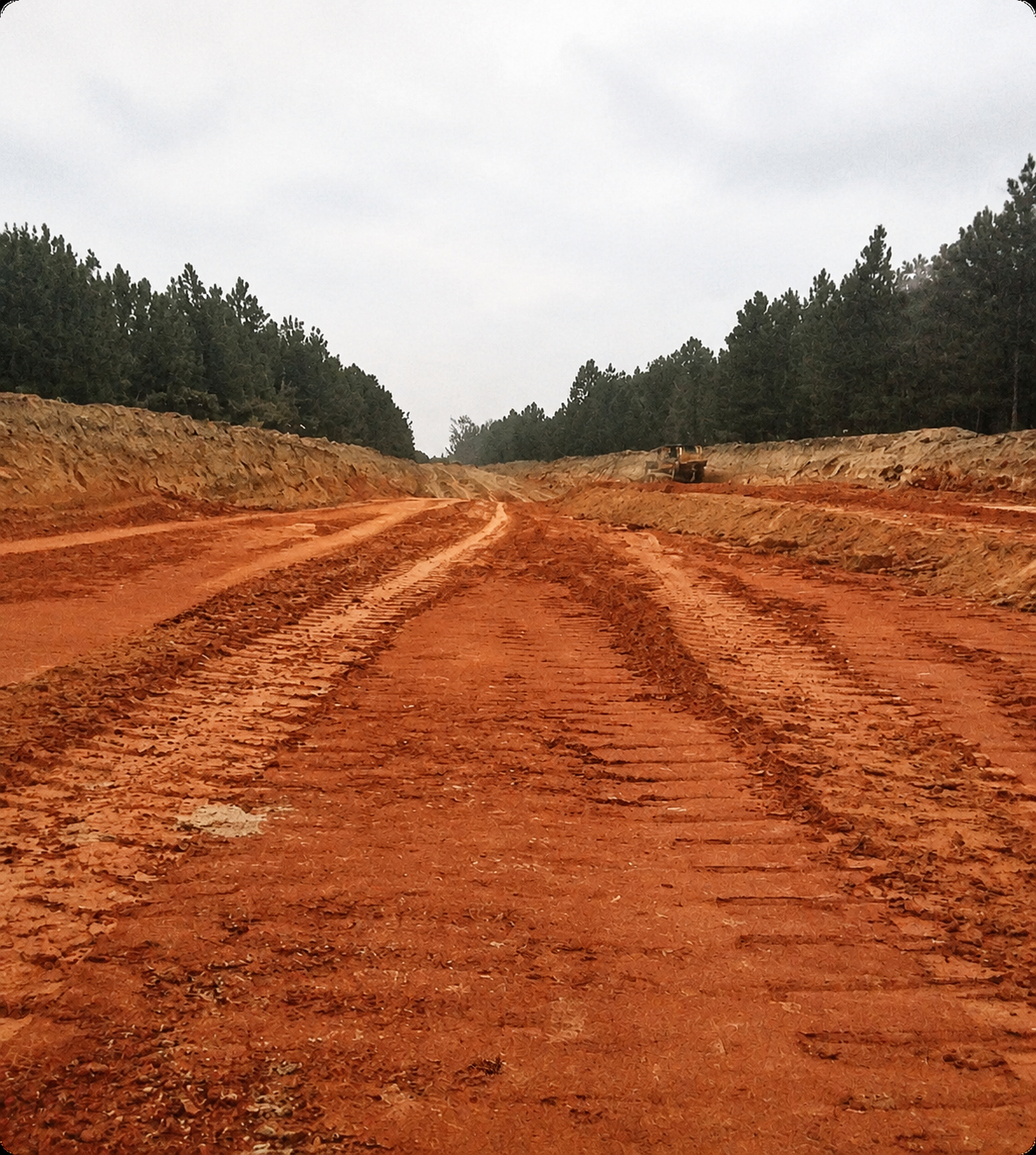 Terraplén y vía de tierra en proceso de conformación