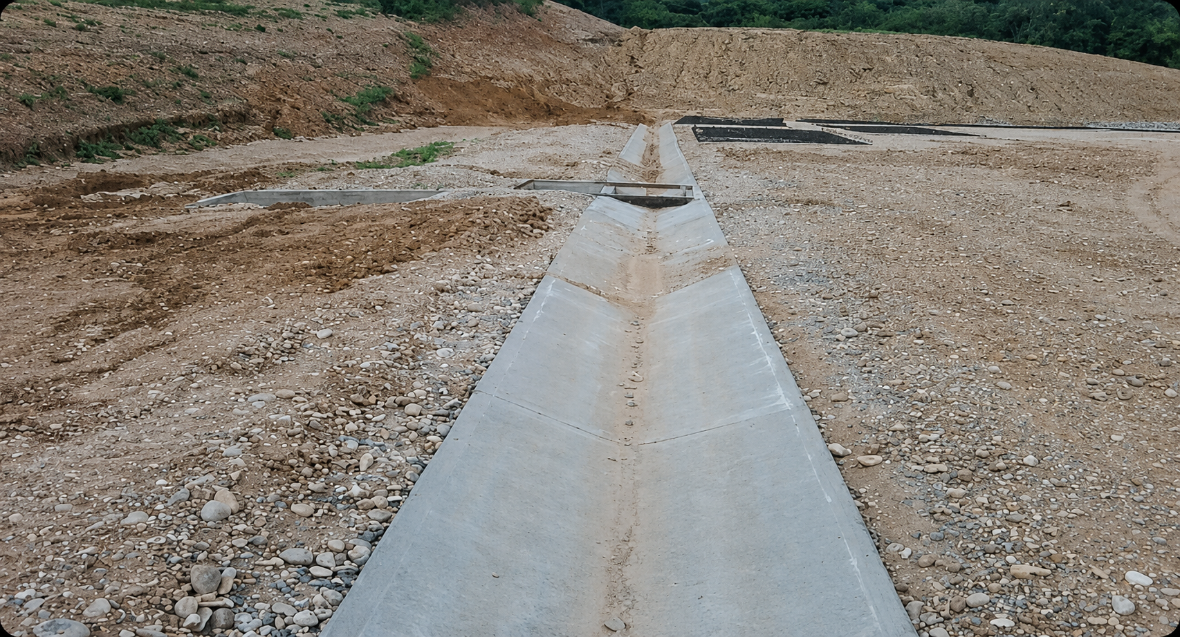 Canal de drenaje de concreto construido en un área operativa